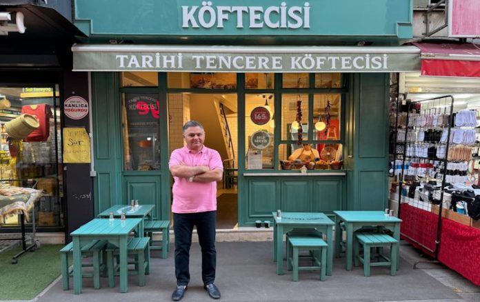 Franchise işletmecisi Tayfun Küçüktüzüner, açılışla ilgili yaptığı açıklamada şu ifadelere yer verdi: “Pendik’te bu markayı temsil etmekten büyük gurur duyuyorum. Tarihi Tencere Köftecisi, sadece bir köfte markası değil; aynı zamanda Türk mutfağının köklü değerlerini koruyarak geleceğe taşıyan bir lezzet hareketi. Kaliteli ürün, güler yüzlü hizmet ve hijyenik ortam ilkelerimizle Pendik halkına unutulmaz bir deneyim sunmayı amaçlıyoruz.” Dedi Haber Görseli.